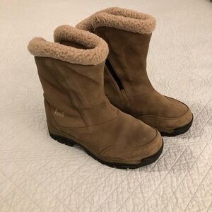 Sorel Waterfall suede boot. Size 8 1/2.